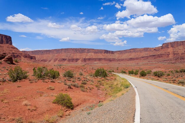 Panorama aus Utah. Autobahn durch rote Berge. vereinigte Staaten von Amerika