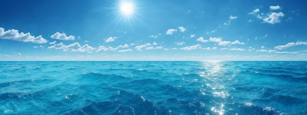 El panorama azul del océano con el reflejo del sol El vasto mar abierto con el cielo despejado Las olas onduladas y el mar tranquilo
