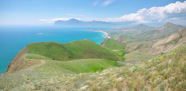 Panorama de la bahía de primavera de mar y montañas.