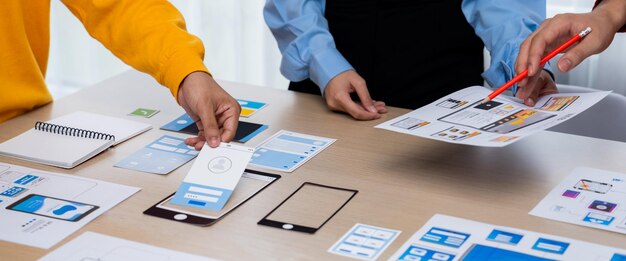 Panorama banner de la empresa de puesta en marcha empleado de planificación en prototipo de interfaz de usuario para aplicación móvil o sitio web en la oficina UX UI diseñador tormenta de ideas plan de interfaz amigable con el usuario sinérgico