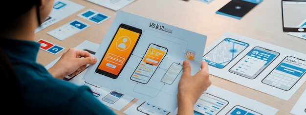 Panorama banner de la empresa de puesta en marcha empleado de planificación en prototipo de interfaz de usuario para aplicación móvil o sitio web en la oficina UX UI diseñador tormenta de ideas plan de interfaz amigable con el usuario sinérgico