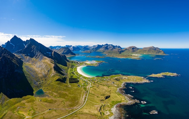 Panorama Beach Lofoten ilhas é um arquipélago no condado de Nordland, Noruega. É conhecida por um cenário distinto com montanhas e picos dramáticos, mar aberto e baías protegidas, praias