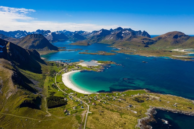 Panorama Beach Lofoten ist ein Archipel in der Grafschaft Nordland, Norwegen. Ist bekannt für eine unverwechselbare Landschaft mit dramatischen Bergen und Gipfeln, offenem Meer und geschützten Buchten, Stränden