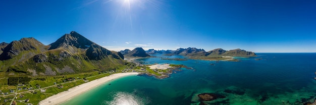 Panorama Beach Lofoten ist ein Archipel in der Grafschaft Nordland, Norwegen. Ist bekannt für eine unverwechselbare Landschaft mit dramatischen Bergen und Gipfeln, offenem Meer und geschützten Buchten, Stränden