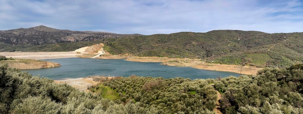 Panorama Berg künstlicher See im Winter sonniger Tag Kreta Griechenland