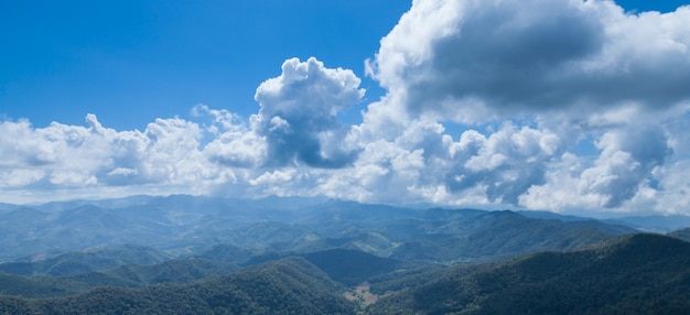 Panorama Berg, Wald und Himmel