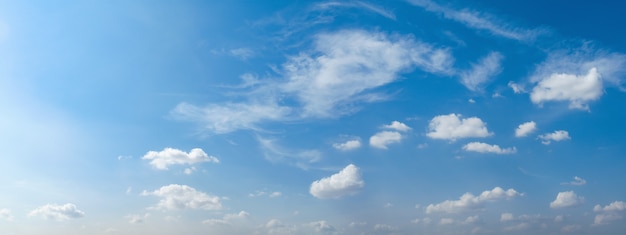 Panorama blauer Himmel mit Wolke und Sonnenschein
