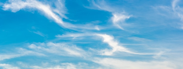 Panorama blauer Himmel und weiße Wolken am Tag