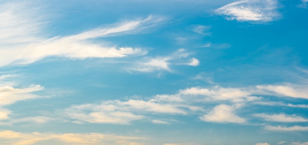 Panorama blauer Himmel und weiße Wolken am Tag