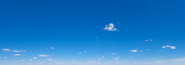 Panorama Blauer Himmel und weiße Wolken. Bfluffy Cloud im Hintergrund des blauen Himmels