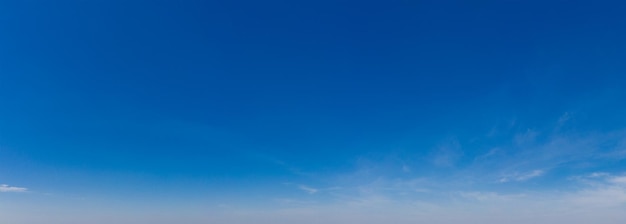 Panorama Blauer Himmel und weiße Wolken Bfluffy Wolke im Hintergrund des blauen Himmels