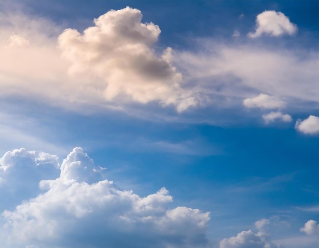 Panorama Blauer Himmel und weiße Wolken Flauschige Wolke im blauen Himmelshintergrund