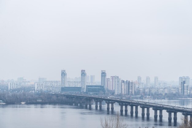 Panorama-Blick auf die Stadt im Nebel