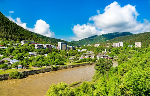 Panorama de Borjomi con el río Kura, una ciudad turística en Southcentral Georgia