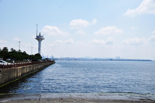 Panorama del Bósforo. Vista del terraplén y el faro. Día soleado de verano.