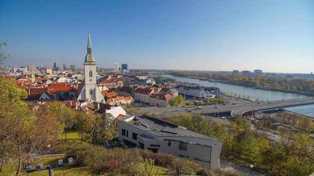 Panorama de Bratislava con el Danubio y el edificio del castillo, Eslovaquia. Vista aérea de Bratislava, Eslovaquia.