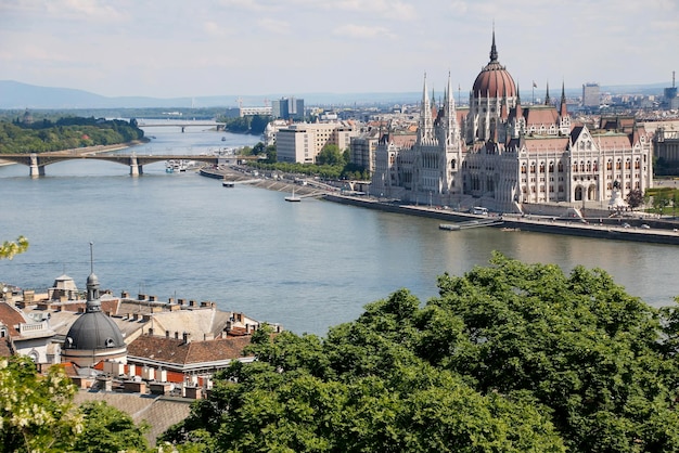 Panorama de Budapest con el Danubio y el edificio del Parlamento, Hungría