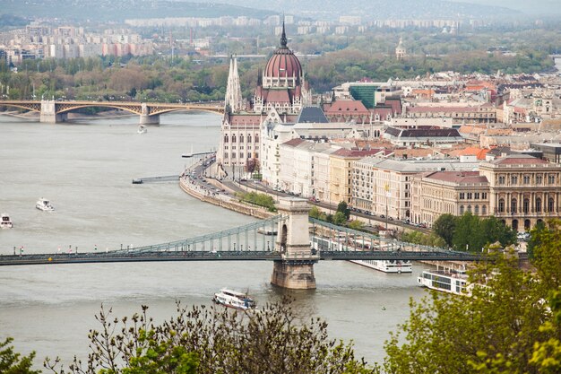 Panorama de Budapest, Hungría, vista del Puente de las Cadenas y el edificio del Parlamento