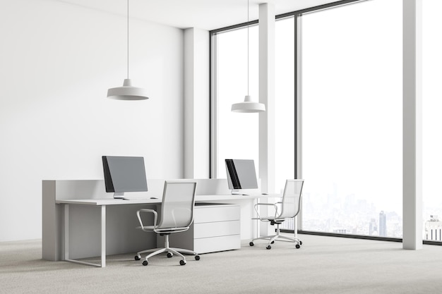 Panorama-Büroinnenraum mit weißen Wänden, Loftfenstern mit Stadtansicht, Betonboden und Reihen von Computertischen. 3D-Rendering-Attrappe