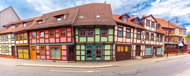 Panorama de una calle medieval con casas de madera en Wernigerode saxonyanhalt, Alemania