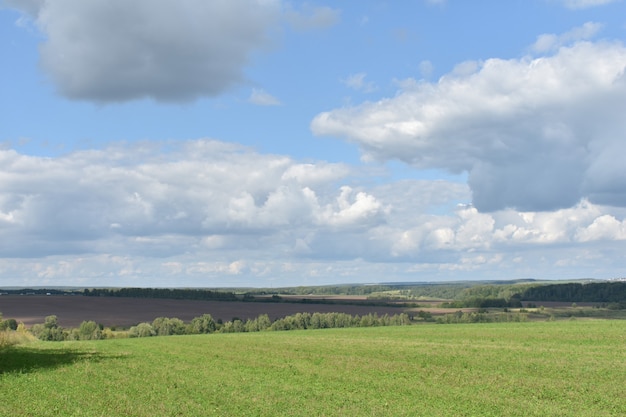 Panorama de campo amplio y nubes