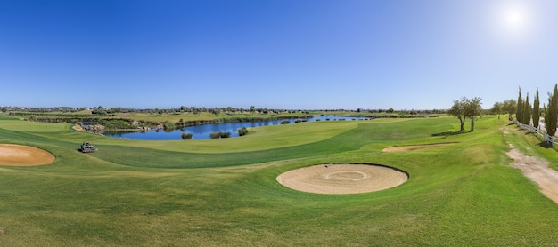 Panorama de un campo de golf en un día soleado.