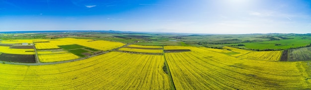 Panorama de los campos con una planta en un valle contra la perspectiva del pueblo y el cielo en Bulgaria