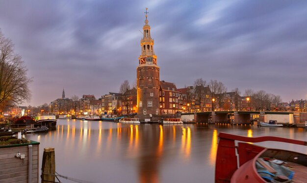 Panorama del canal de Ámsterdam Oudeschans y la torre Montelbaanstoren Holanda Países Bajos