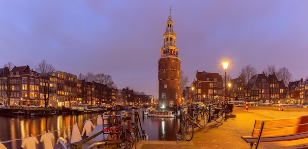 Panorama del canal de Ámsterdam Oudeschans y la torre Montelbaanstoren Holanda Países Bajos