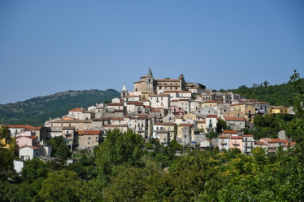 Panorama de Carpinone, una ciudad medieval en la región de Molise, Italia