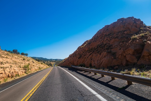 Panorama de la carretera en la carretera de asfalto vacía del día soleado de verano
