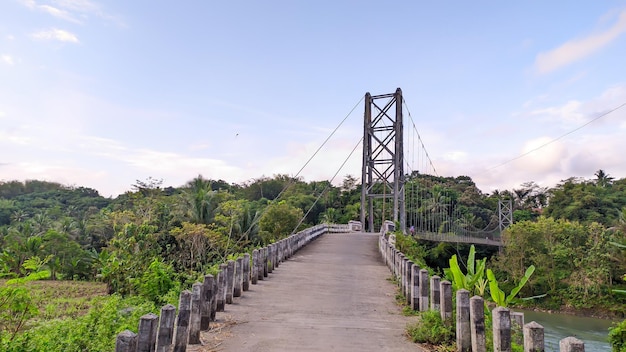 panorama de una carretera con un puente colgante en Indonesia