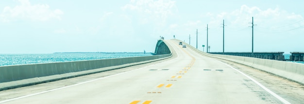 Panorama de la carretera US1 a Key West sobre los cayos de Florida