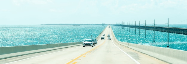 Panorama de la carretera US1 a Key West sobre los cayos de Florida