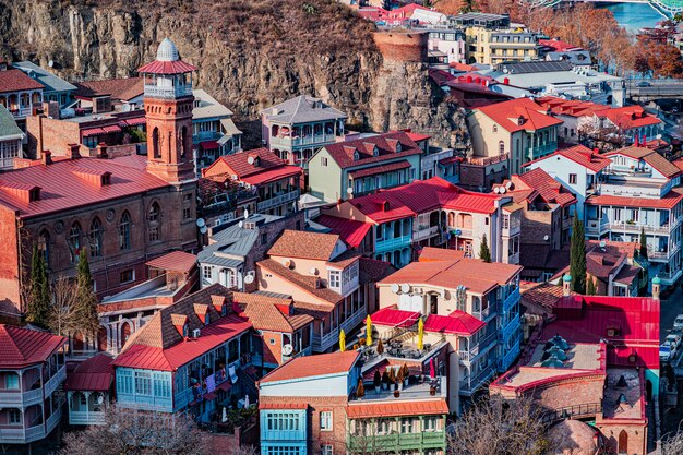 Panorama de casas tradicionales de colores con balcones tallados de madera y tejas rojas en el casco antiguo de Tbilisi, Georgia