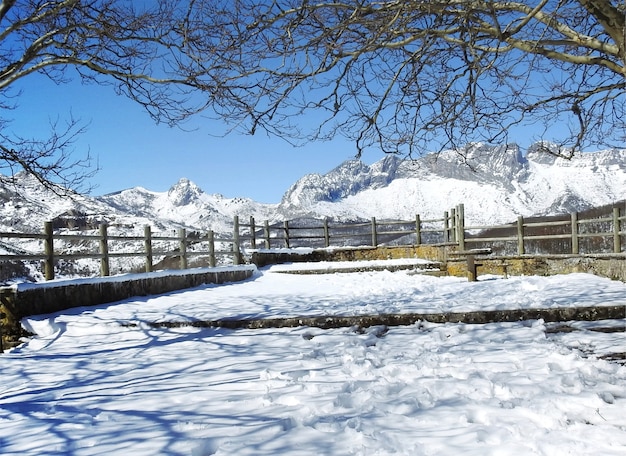 Panorama del cenador cubierto de nieve de Vegamian en un precioso día soleado de primavera