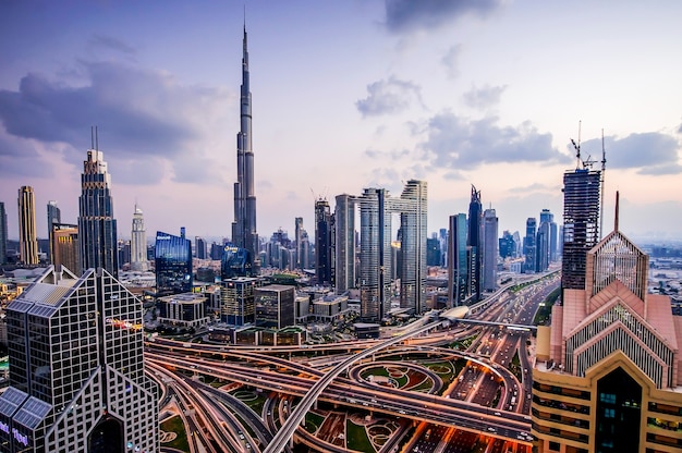 Panorama del centro de la ciudad moderna de dubai en la noche