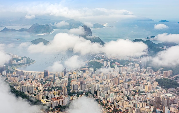 Panorama del centro de la ciudad de Río con la costa y el Pan de Azúcar cubierto de nubes Río de Janeiro Brasil