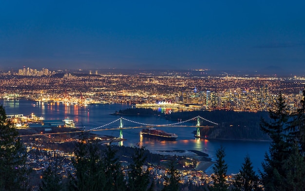 Panorama del centro de la ciudad de Vancouver en la noche Vista aérea del puerto deportivo de Vancouver Puente Lions Gate