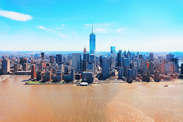 Panorama del centro de Manhattan y East River con rascacielos urbanos y cielo azul en la ciudad de Nueva York, EE.UU.