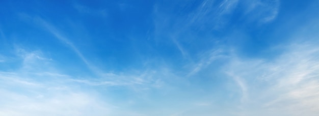 Panorama céu azul com nuvens suaves