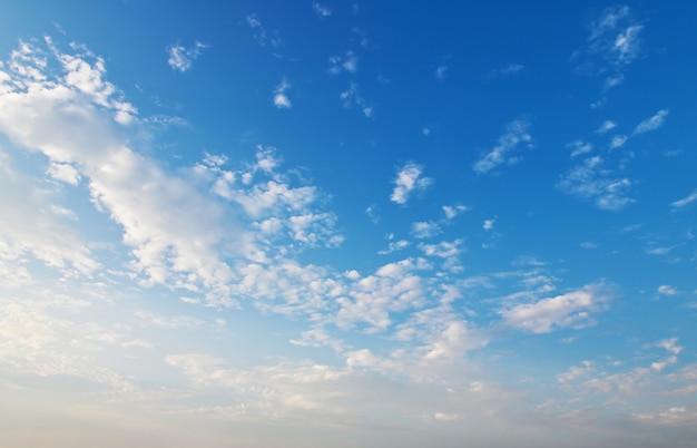 Panorama céu azul com nuvens