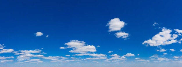 Panorama céu azul e nuvens brancas Bfluffy cloud no fundo do céu azul