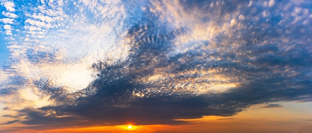 Panorama céu e nuvens com fundo de sol