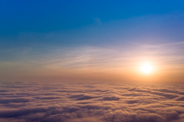 Panorama del cielo al amanecer o al atardecer