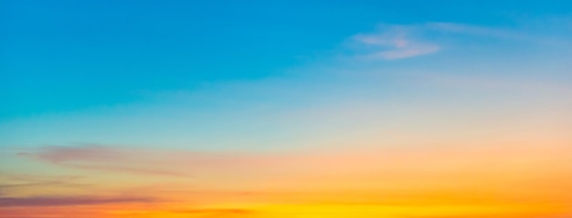 Panorama del cielo al atardecer