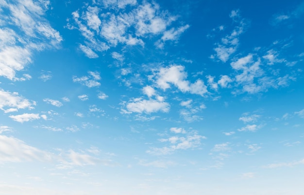 Panorama del cielo azul con fondo de nubes y sol