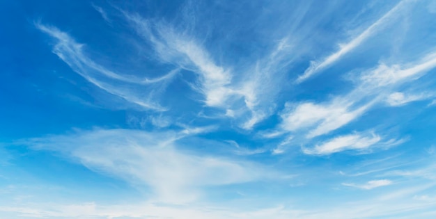 Panorama del cielo azul con fondo de nubes y sol