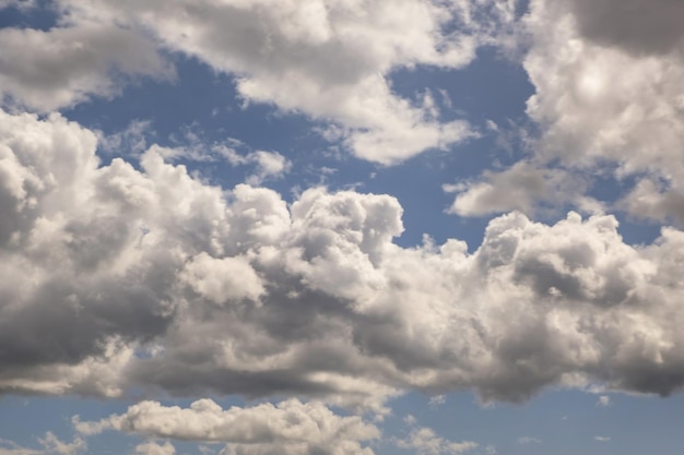 Panorama del cielo azul con hermosas nubes para reemplazar el cielo