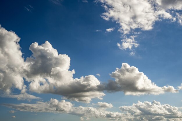 Panorama del cielo azul con hermosas nubes para reemplazar el cielo